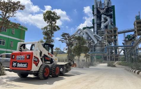 Bàn giao máy quét đường Bobcat S570 cho nhà máy xi măng